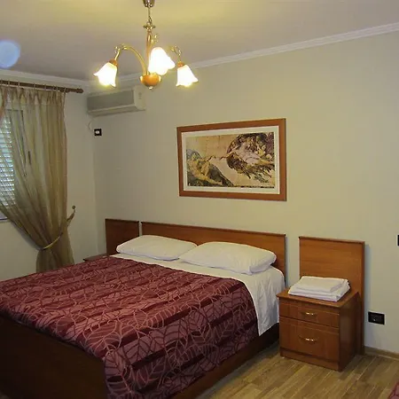 Hotel Freddy's 3*